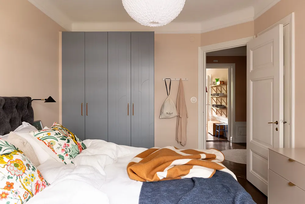 Цветные стены и обои: живой интерьер в старом доме в Стокгольме - Gallery image 23