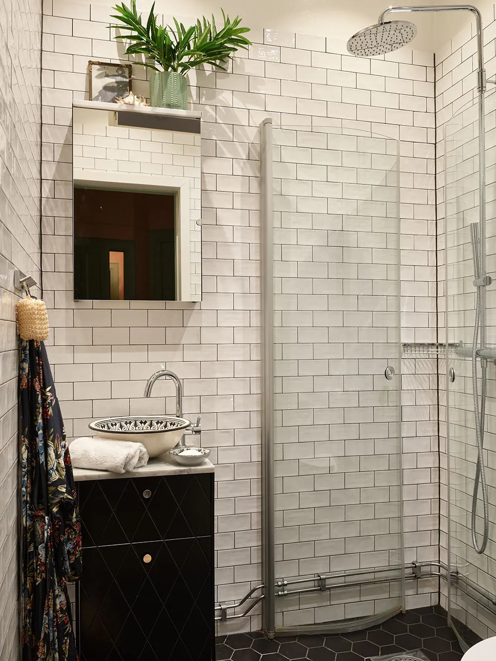 Незвичайні фарби та квіткові мотиви: радісний інтер’єр у Стокгольмі - Gallery image 33