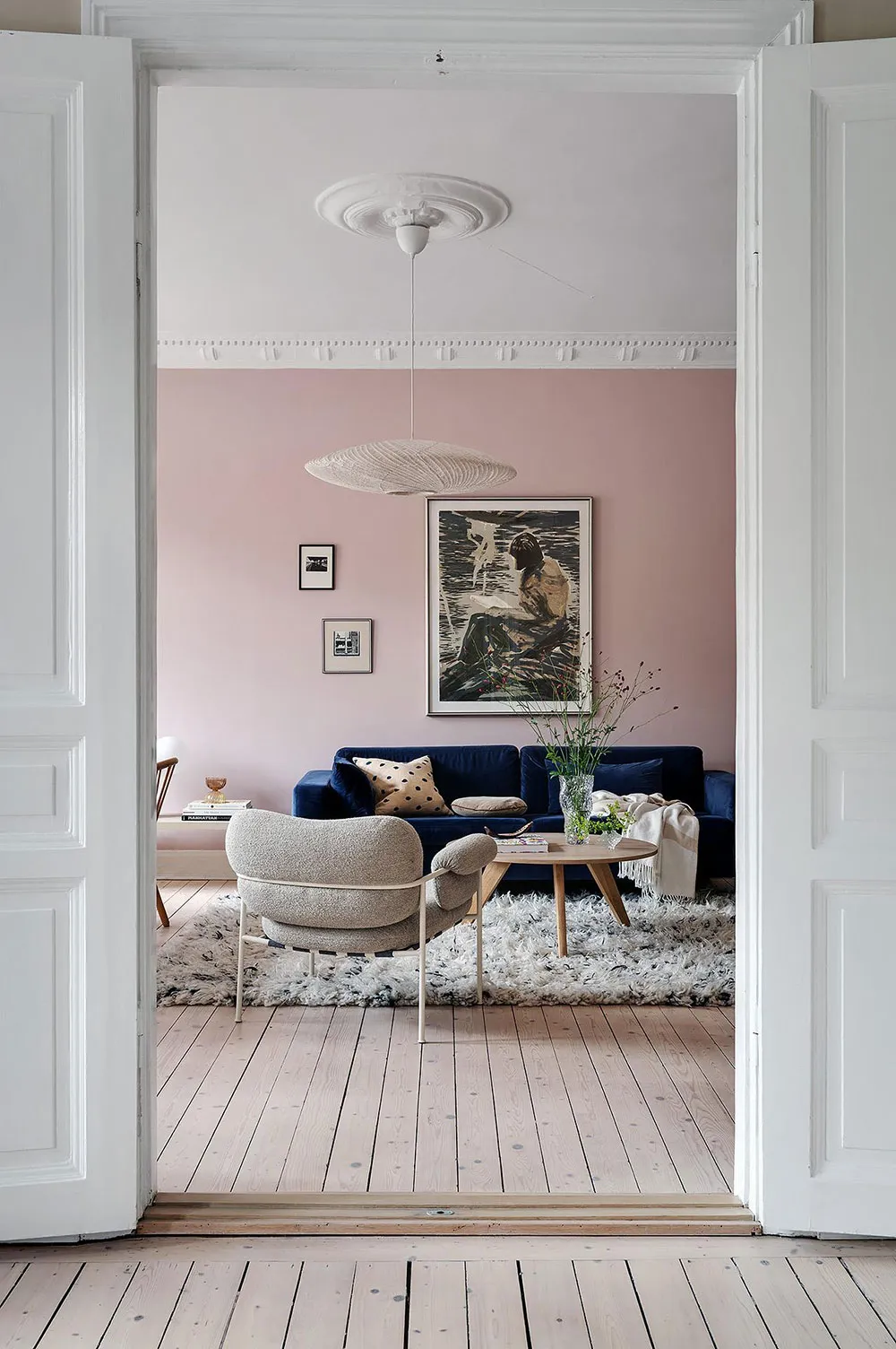 Różowa salon z niebieskim sofą: uroczy skandynawski mieszkanie w centenowym domu (105 m²) - Gallery image 1
