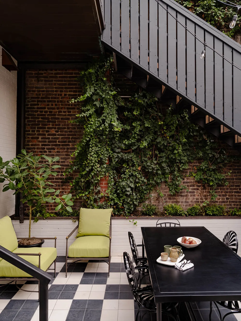 Fashionable Interior in a Townhouse in New York, Reminiscent of a Cozy Hotel - Gallery image 1