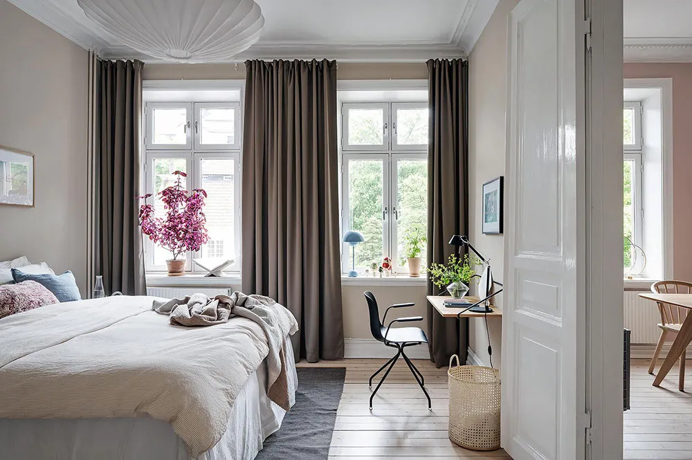 Różowa salon z niebieskim sofą: uroczy skandynawski mieszkanie w centenowym domu (105 m²) - Gallery image 8