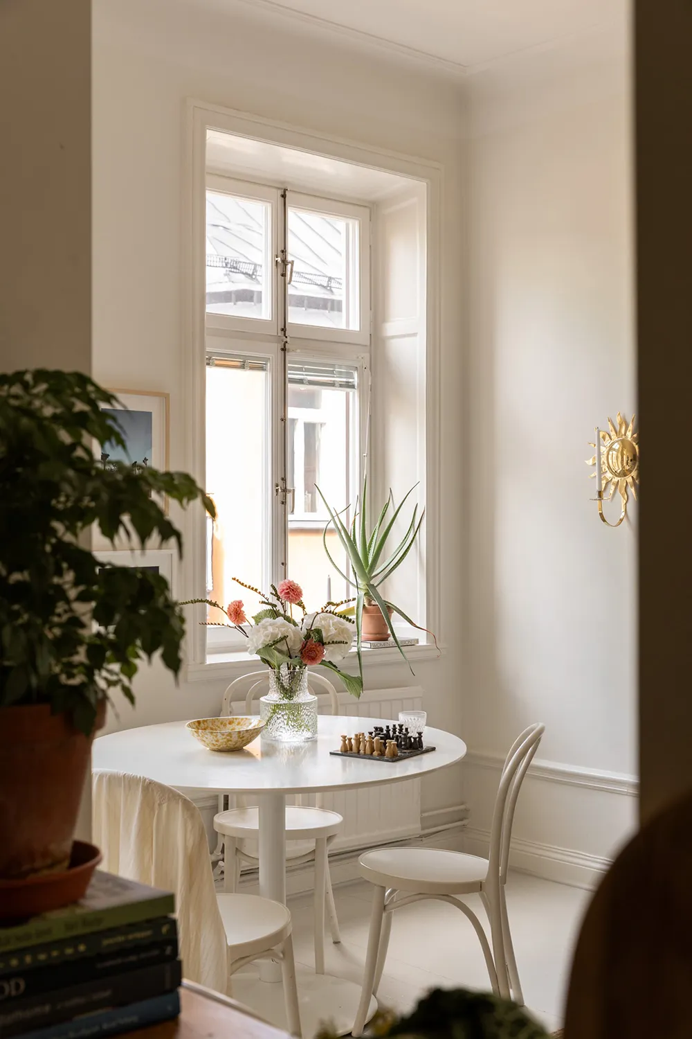 Белый интерьер с синими акцентами: маленькая двушка в Швеции (31 кв. м) - Gallery image 12