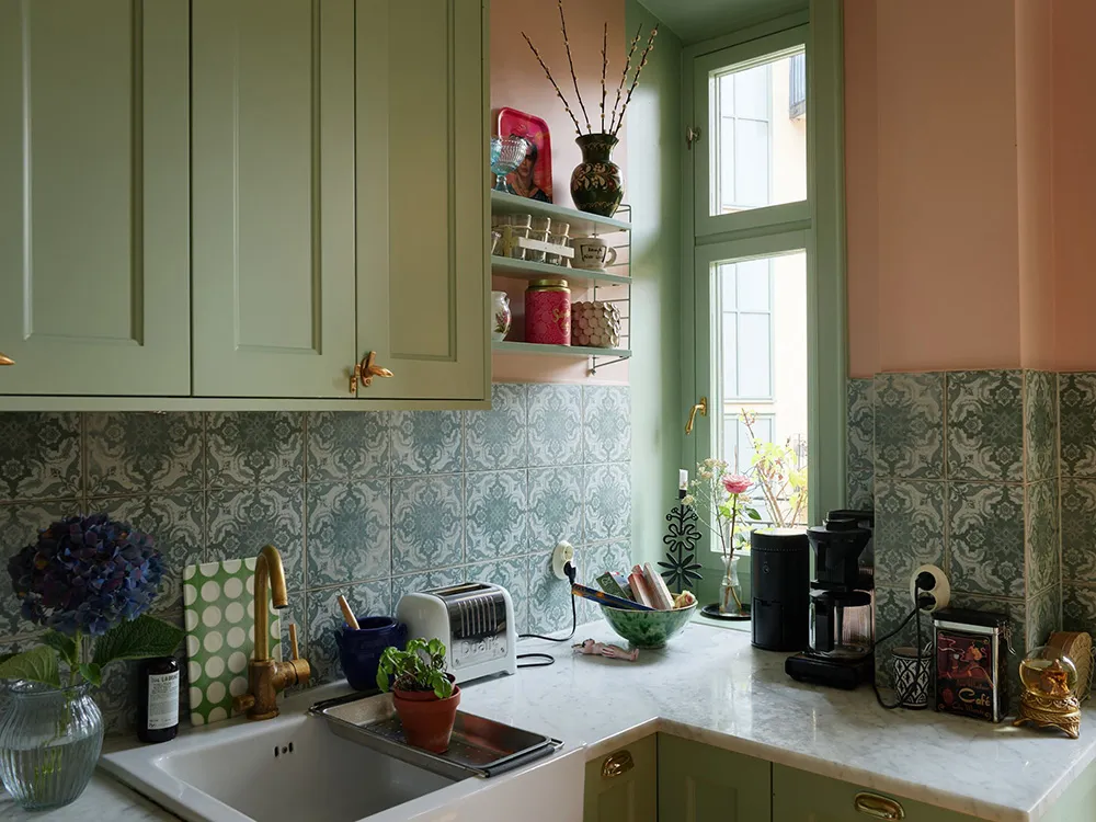 Незвичайні фарби та квіткові мотиви: радісний інтер’єр у Стокгольмі - Gallery image 5