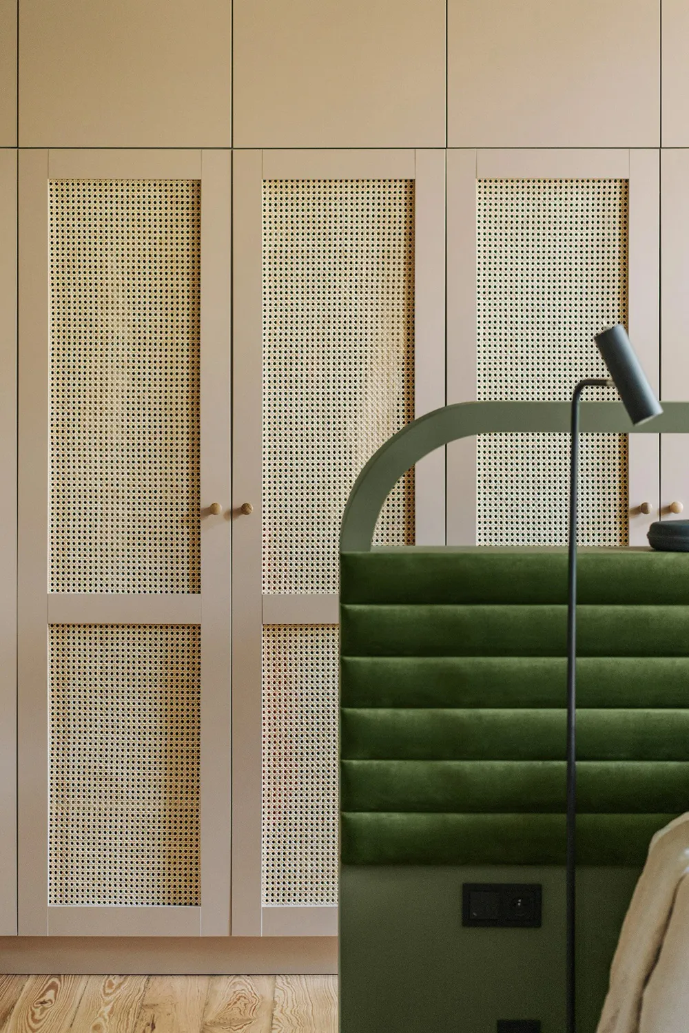 Cocina destacada, puertas vintage y techos altos: apartamento en Wrocław - Gallery image 9