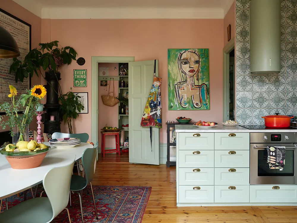 Незвичайні фарби та квіткові мотиви: радісний інтер’єр у Стокгольмі - Gallery image 3