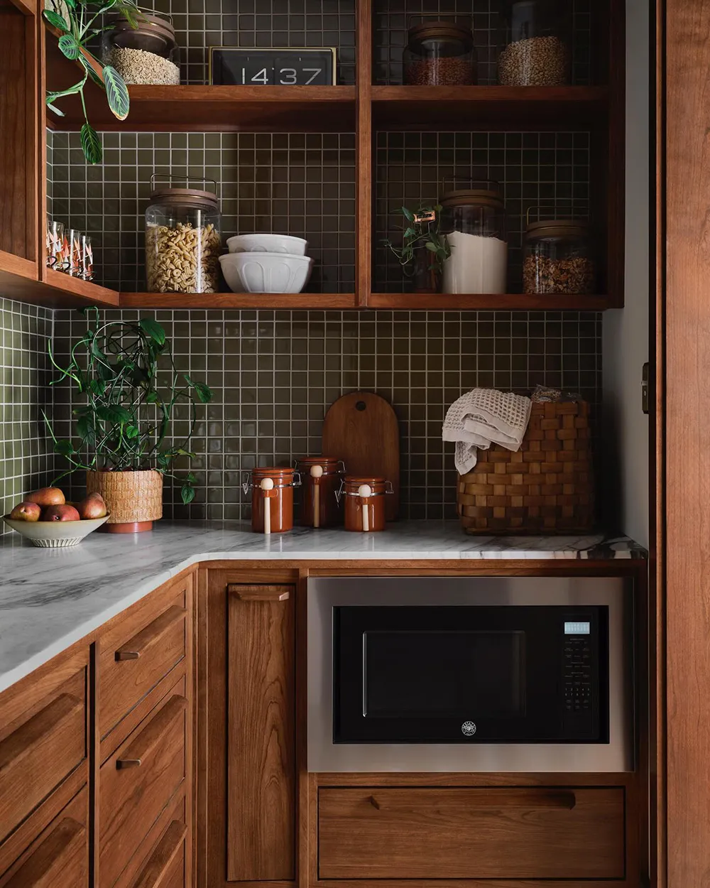 Elegancki dom mid century na tle natury: nowy projekt Joanny i Chipa Gains - Gallery image 10