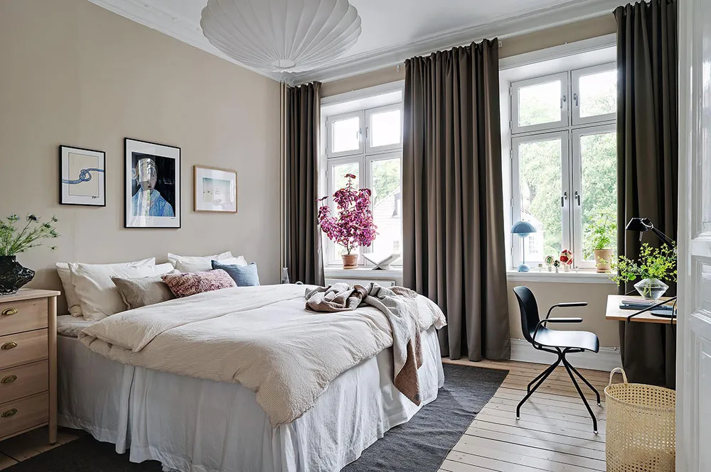 Różowa salon z niebieskim sofą: uroczy skandynawski mieszkanie w centenowym domu (105 m²) - Gallery image 7