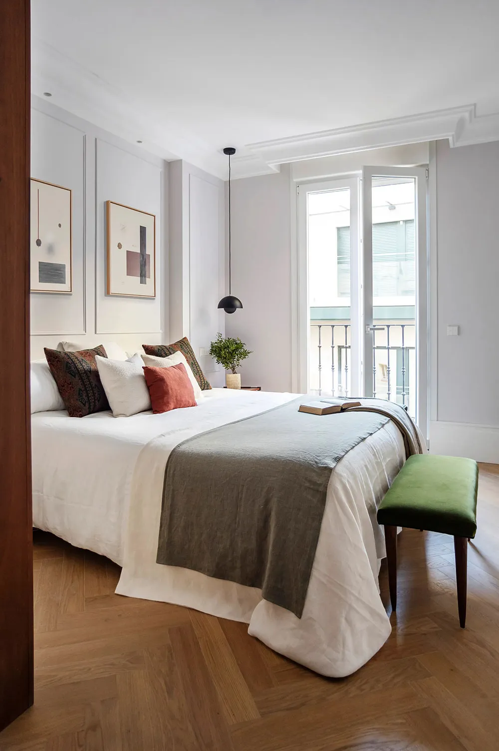 Elegant Contemporary Design with Stylish Decor in Madrid - Gallery image 11