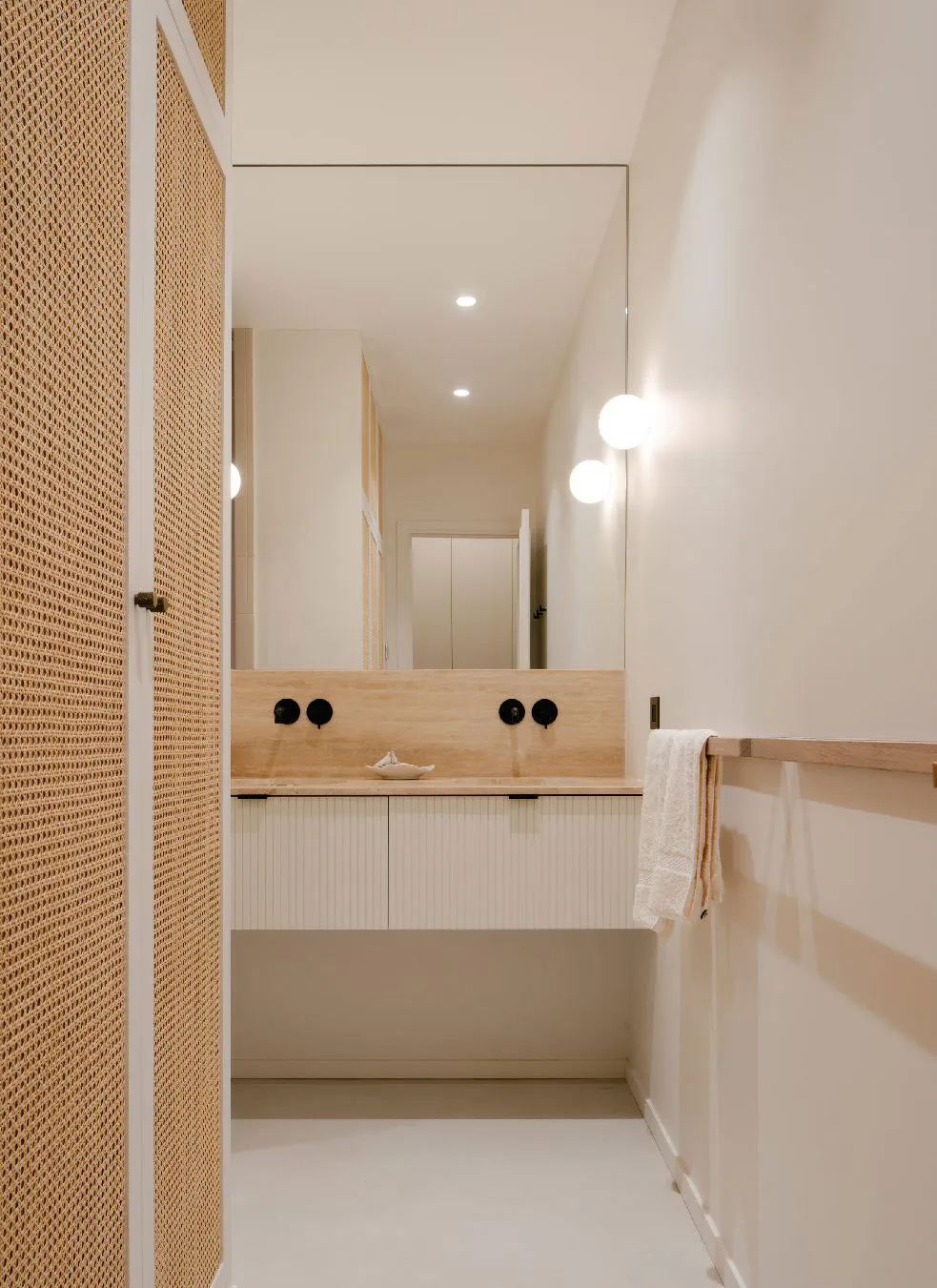 Elegant Lines and Aesthetic Details: Apartment in Paris - Gallery image 11