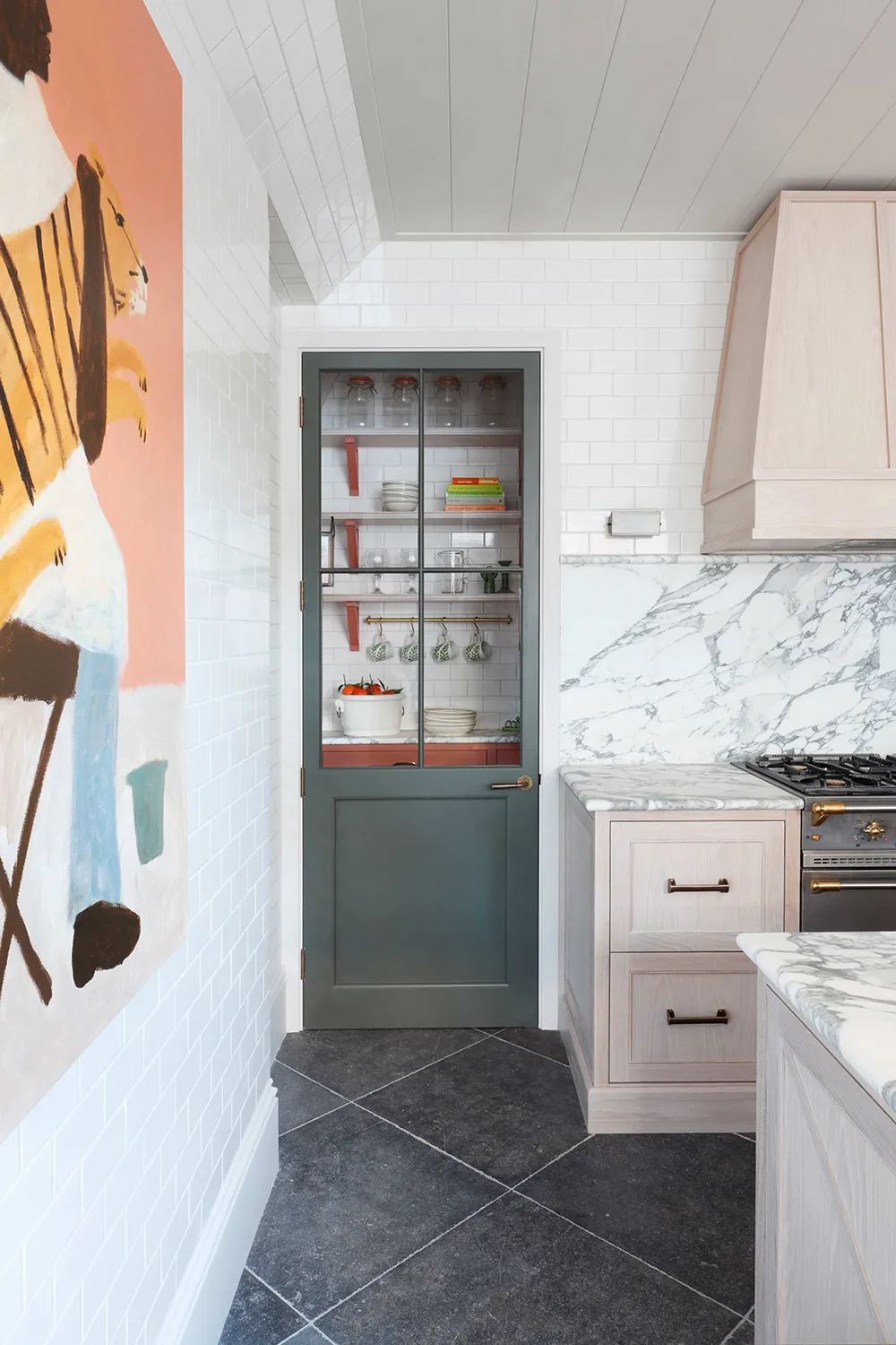 Bright modern view on traditional English interior: house in London - Gallery image 9