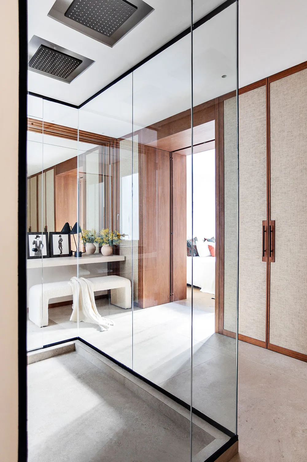 Elegant Contemporary Design with Stylish Decor in Madrid - Gallery image 15