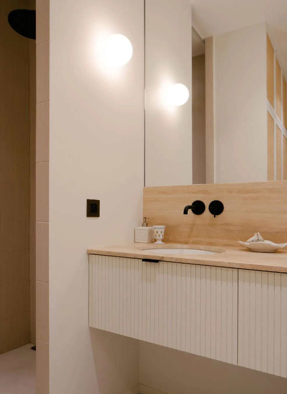 Elegant Lines and Aesthetic Details: Apartment in Paris - Gallery image 12