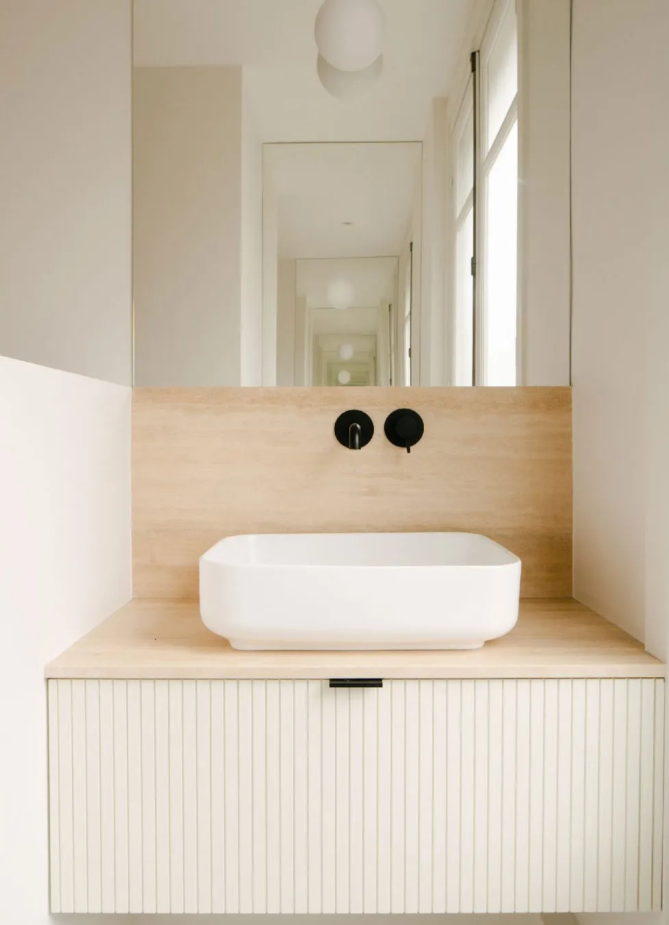 Elegant Lines and Aesthetic Details: Apartment in Paris - Gallery image 16