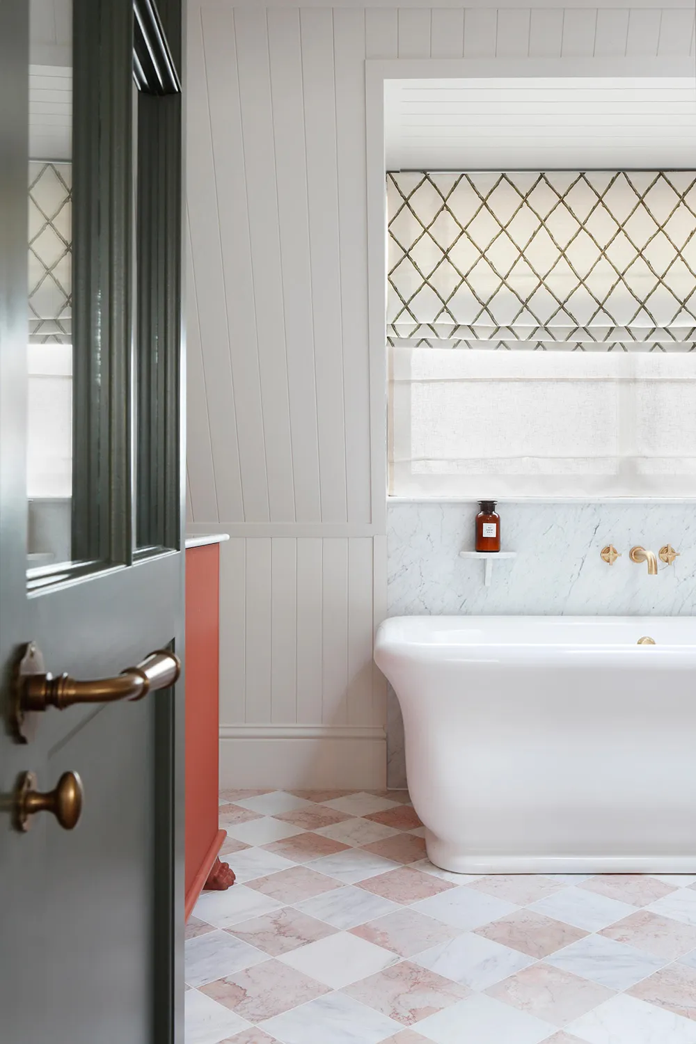 Bright modern view on traditional English interior: house in London - Gallery image 14