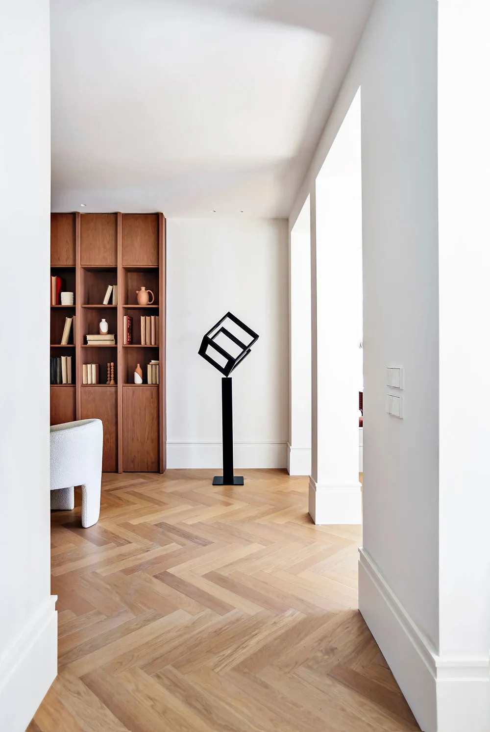 Elegant Contemporary Design with Stylish Decor in Madrid - Gallery image 3