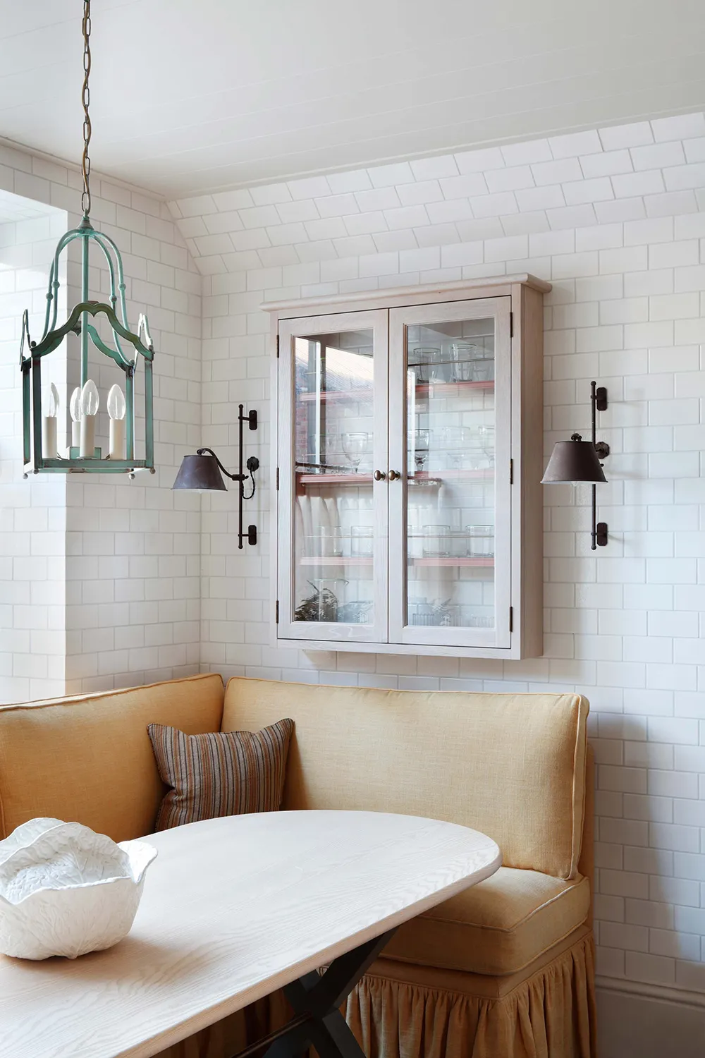 Bright modern view on traditional English interior: house in London - Gallery image 3
