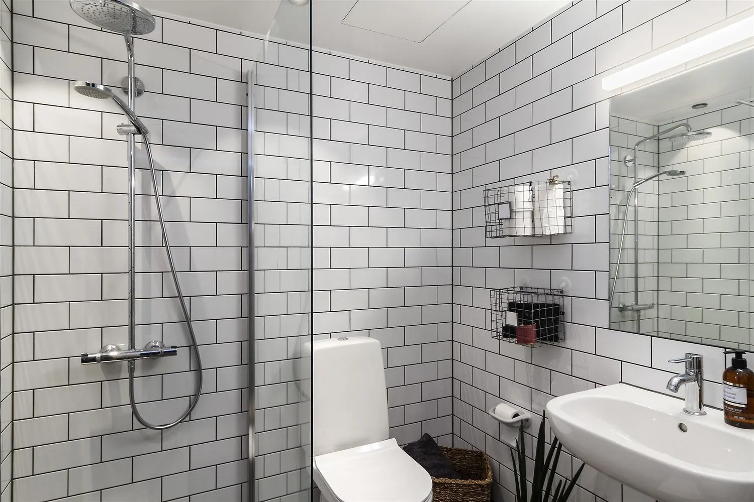 Фотографія: Ванна в стилі Сучасний, Еклектика, Декор інтер'єру, Малогабаритна квартира, Квартира, Студія, Швеція, Стокгольм, Сірий, до 40 метрів – фото на нашому сайті