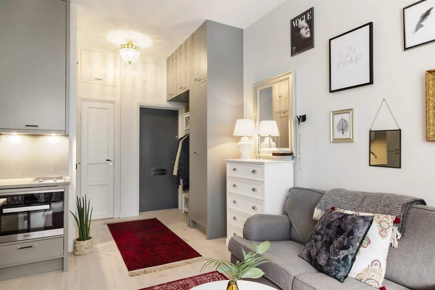 Фотографія: Прихожа в стилі Скандинавський, Еклектика, Декор інтер'єру, Малогабаритна квартира, Квартира, Студія, Швеція, Стокгольм, Сірий, до 40 метрів – фото на нашому сайті