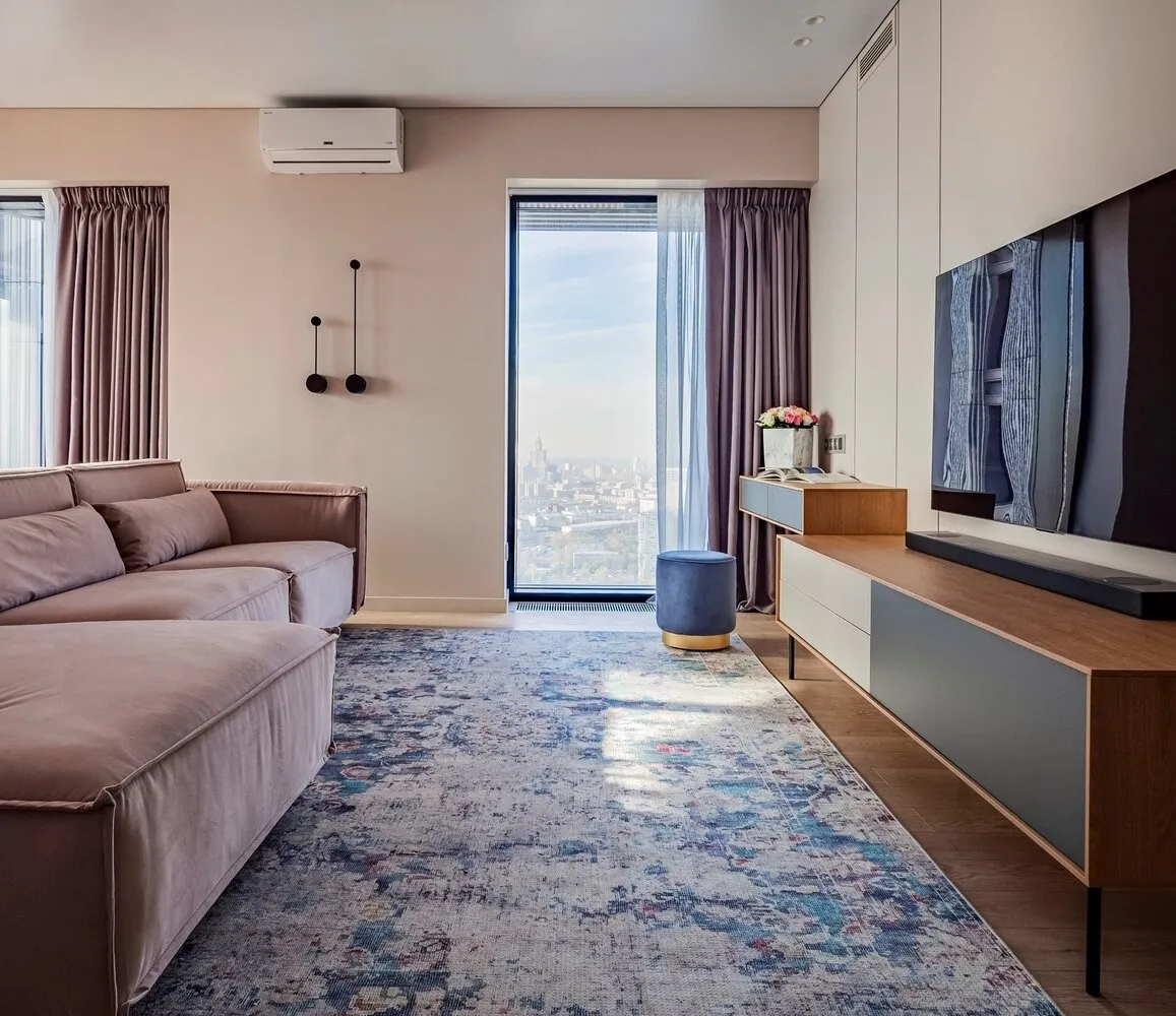 El sofá es muy cómodo - uno se hunde como en una nube. Frente al sofá está el área de TV con una repisa para la tecnología y una repisa colgante para trabajar con el portátil.