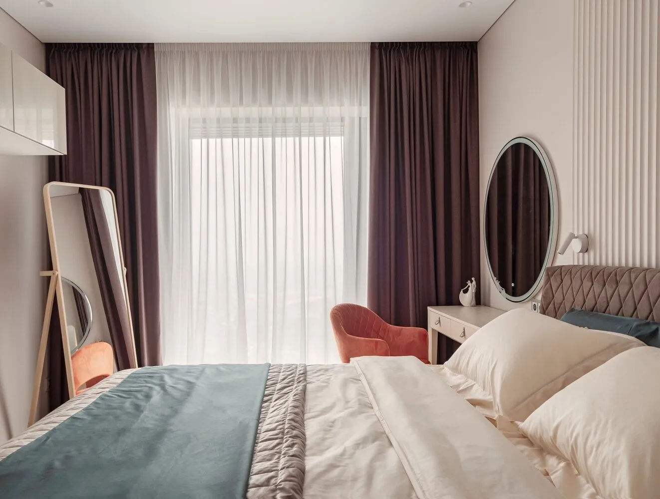 En el dormitorio no hay armarios, pero adyacente se encuentra una habitación de vestir espaciosa. Esto también no fue casual: en el dormitorio la persona debe descansar, por lo tanto se quería evitar la abundancia de elementos y mobiliario innecesarios.