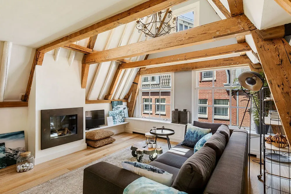 照片：客厅，北欧风格、loft、现代、室内装饰、建筑、布局、白色、米色、面积超过90平方米 – 网站上的照片