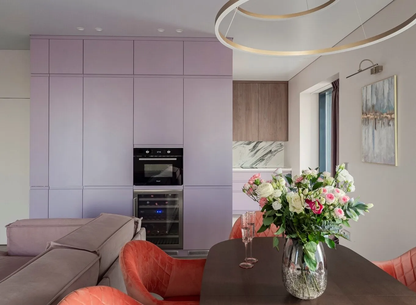 Desde la entrada a la sala de estar, el extremo se decoró con una vitrina profunda con iluminación para copas y otras cosas valiosas para los ojos y el corazón. Esta es una zona destacada, por eso no queríamos dejar un extremo ciego.