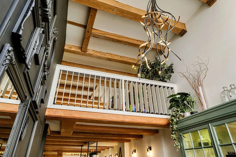 照片：家具与照明，装饰风格、loft、现代、室内装饰、建筑、布局、白色、米色、面积超过90平方米 – 网站上的照片