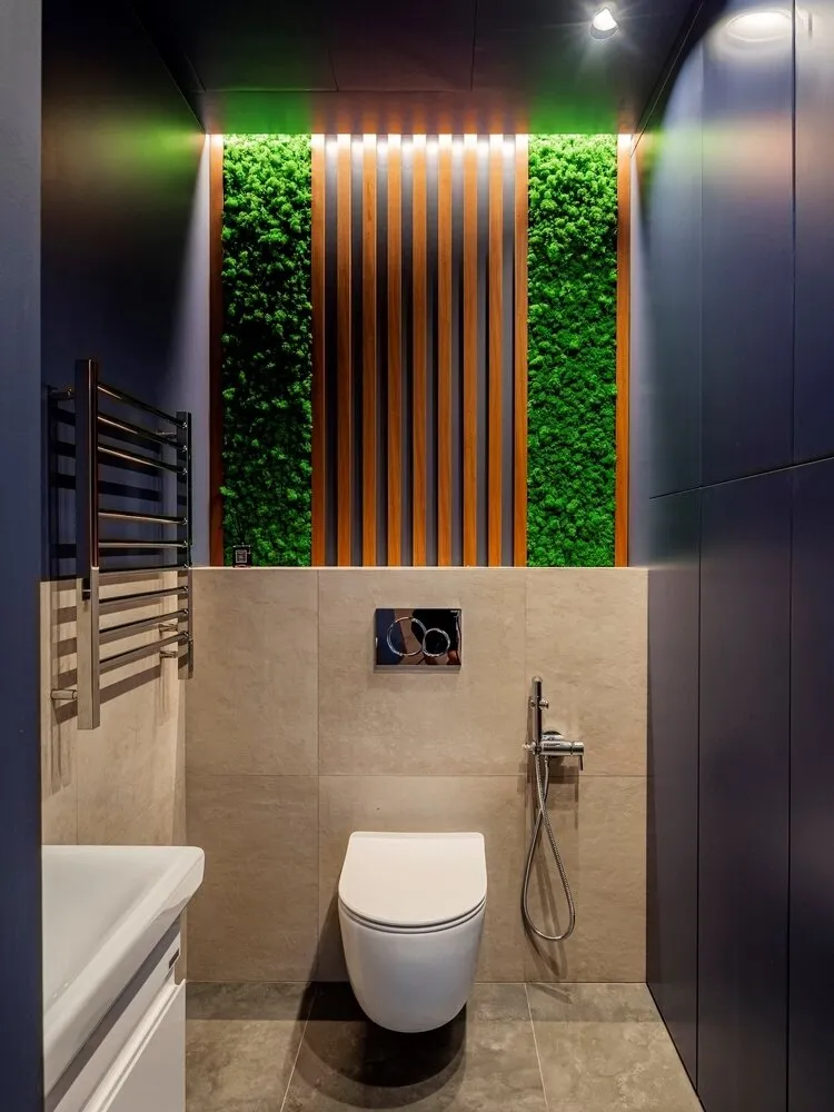 En el suelo y las paredes se usa cerámica granítica en formato 60x60 con pintura y musgo estabilizado. El mantenimiento del musgo es muy simple - no tocarlo ni secarlo demasiado. La polvo no se acumula especialmente, pero si sucede, se puede simplemente aspirar con un secador de pelo.