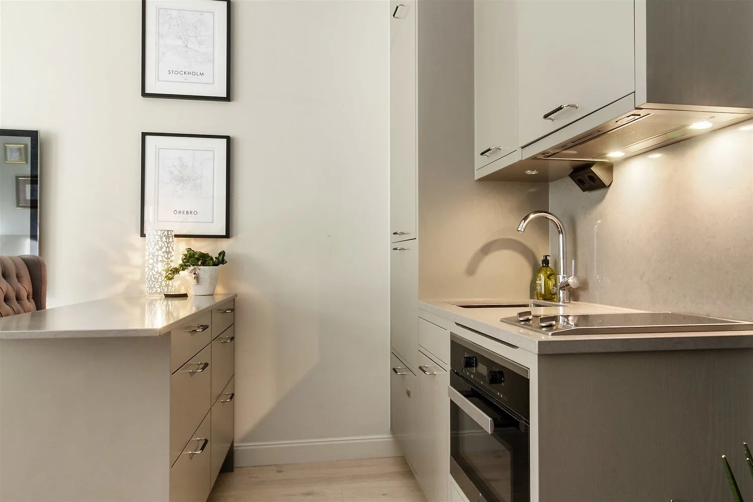 Фотографія: Кухня та столова в стилі Скандинавський, Еклектика, Декор інтер'єру, Малогабаритна квартира, Квартира, Студія, Швеція, Стокгольм, Сірий, до 40 метрів – фото на нашому сайті