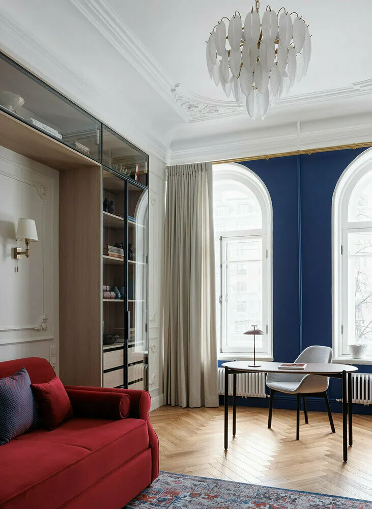 Фотография:  в стиле , Интерьер комнат, Дизайн интерьера, Советы, как визуально увеличить высоту потолков, как визуально увеличить площадь малогабаритки, типовая квартира, ремонт своими силами, аудиостатья, Как сделать маленькую квартиру визуально больше – фото на нашем сайте