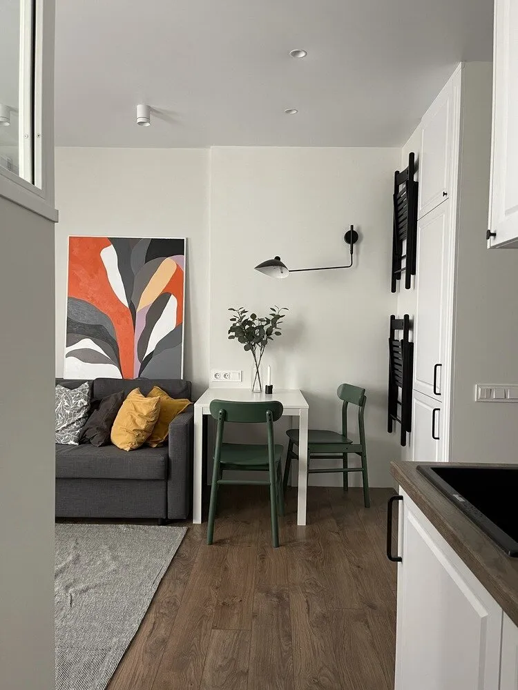 La mobiliario principal se compró en IKEA. Los sillas plegables de color negro se colocaron en el área de comedor. Son funcionales y también tienen una función decorativa.