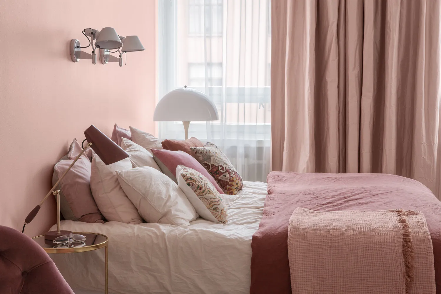 Photo: Provence and Countryside Bedroom, Interior Design, Color in Interior, Tips, Tikkurila, How to Choose Paint Color for Walls, 'Design Point', FISHEYE ARCHITECTURE & DESIGN, Claude Cartier, Color 2019, Irina Hanhisalo, Susanna Björklund, Miriam Barrio, Note Design Studio, Nooks, Casa Colombo, Flamingo – photo on our site