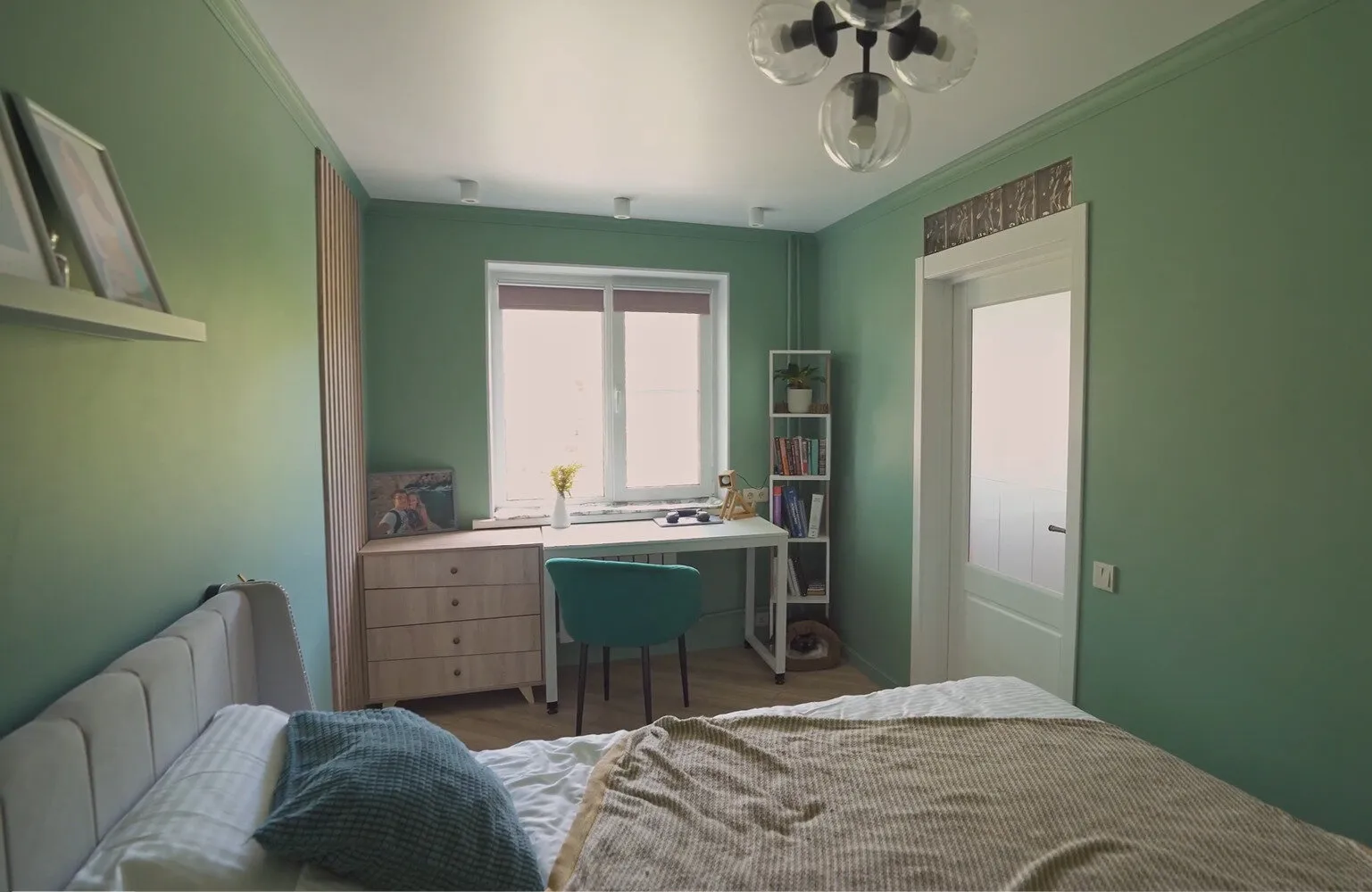 Foto: estilo, Dormitorio, Interiores de habitaciones, Estilo de interiores, Diseño de interiores, Reforma, Interiores de dormitorio, Dormitorio con guardarropa, Dormitorio pequeño, Interiores de dormitorio para pareja, Cómo colocar muebles en un dormitorio, Interiores de dormitorio con área de trabajo, Reforma de vivienda Khrushchev, Cómo hacer un estudio en dormitorio, Vivienda Khrushchev, Reforma de dormitorio, Oksana Barnash – foto en nuestro sitio web