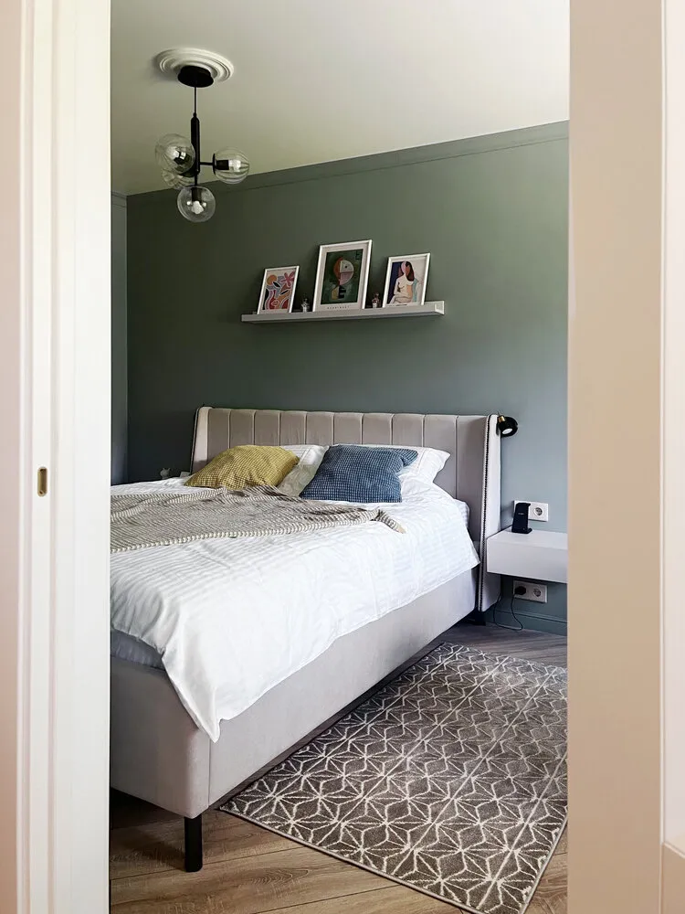 Foto: estilo, Dormitorio, Interiores de habitaciones, Estilo de interiores, Diseño de interiores, Reforma, Interiores de dormitorio, Dormitorio con guardarropa, Dormitorio pequeño, Interiores de dormitorio para pareja, Cómo colocar muebles en un dormitorio, Interiores de dormitorio con área de trabajo, Reforma de vivienda Khrushchev, Cómo hacer un estudio en dormitorio, Vivienda Khrushchev, Reforma de dormitorio, Oksana Barnash – foto en nuestro sitio web