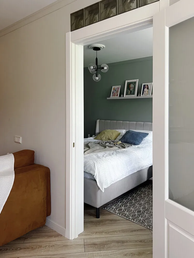 Foto: estilo, Dormitorio, Interiores de habitaciones, Estilo de interiores, Diseño de interiores, Reforma, Interiores de dormitorio, Dormitorio con guardarropa, Dormitorio pequeño, Interiores de dormitorio para pareja, Cómo colocar muebles en un dormitorio, Interiores de dormitorio con área de trabajo, Reforma de vivienda Khrushchev, Cómo hacer un estudio en dormitorio, Vivienda Khrushchev, Reforma de dormitorio, Oksana Barnash – foto en nuestro sitio web