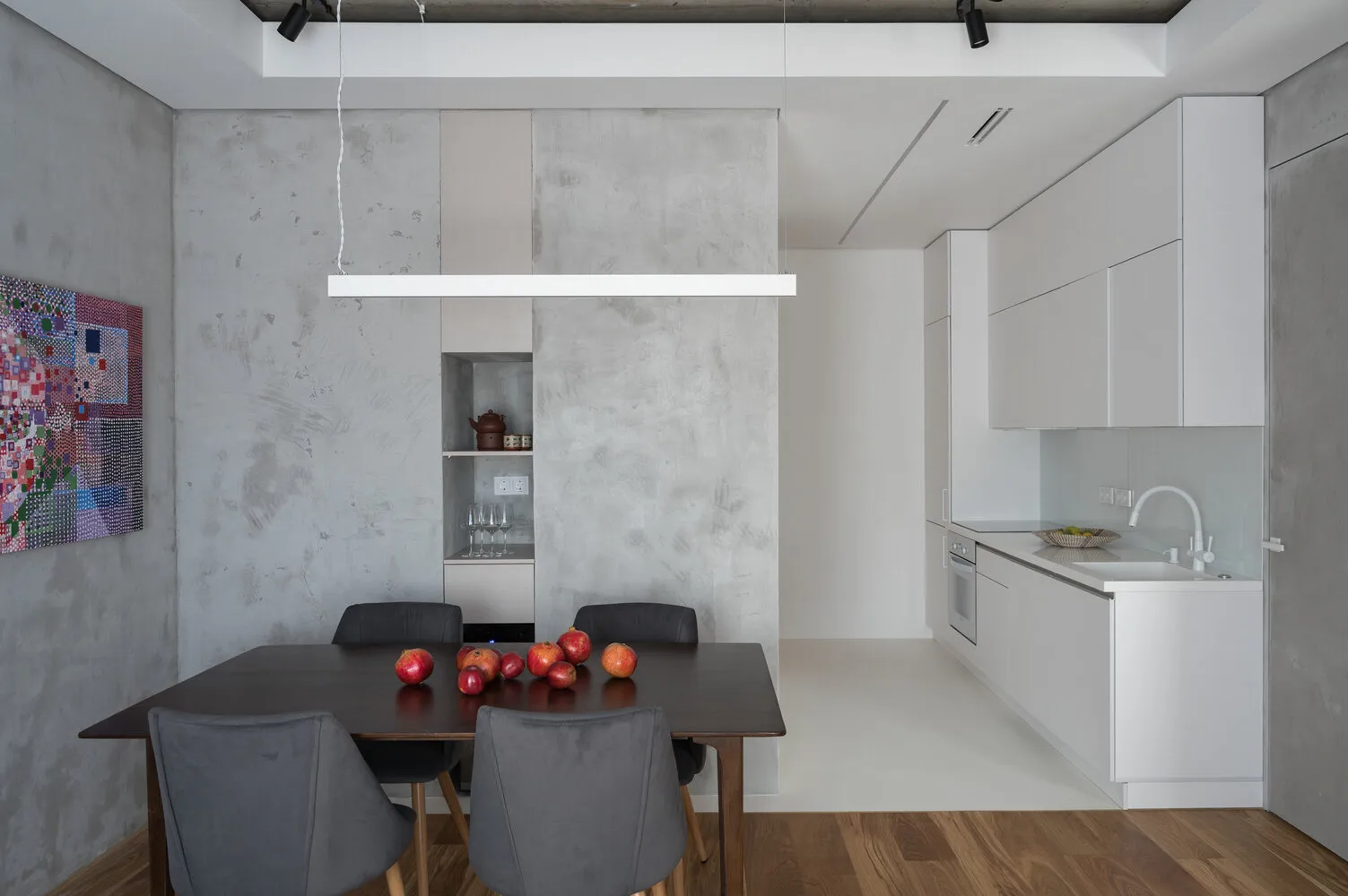 En la zona de la cocina se utilizó un piso epoxi con recubrimiento líquido. Es tactilemente agradable, práctico, no hay juntas como con el ceramogranito. Además, puede elegirse cualquier color de recubrimiento y combinarse con un suelo eléctrico cálido.