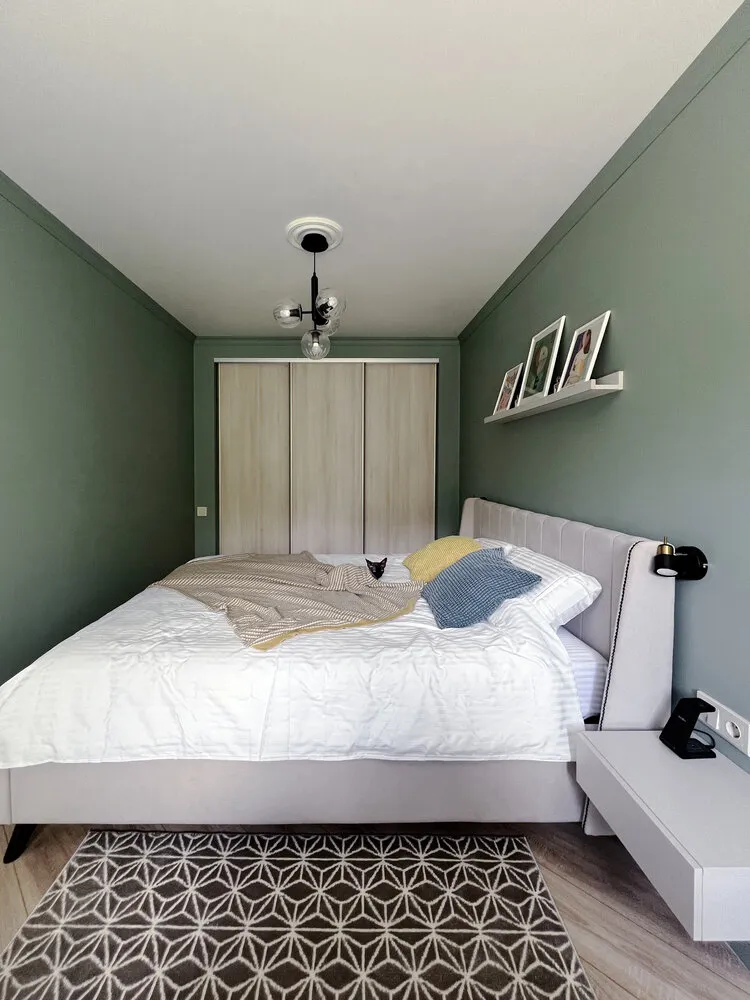 Foto: estilo, Dormitorio, Interiores de habitaciones, Estilo de interiores, Diseño de interiores, Reforma, Interiores de dormitorio, Dormitorio con guardarropa, Dormitorio pequeño, Interiores de dormitorio para pareja, Cómo colocar muebles en un dormitorio, Interiores de dormitorio con área de trabajo, Reforma de vivienda Khrushchev, Cómo hacer un estudio en dormitorio, Vivienda Khrushchev, Reforma de dormitorio, Oksana Barnash – foto en nuestro sitio web