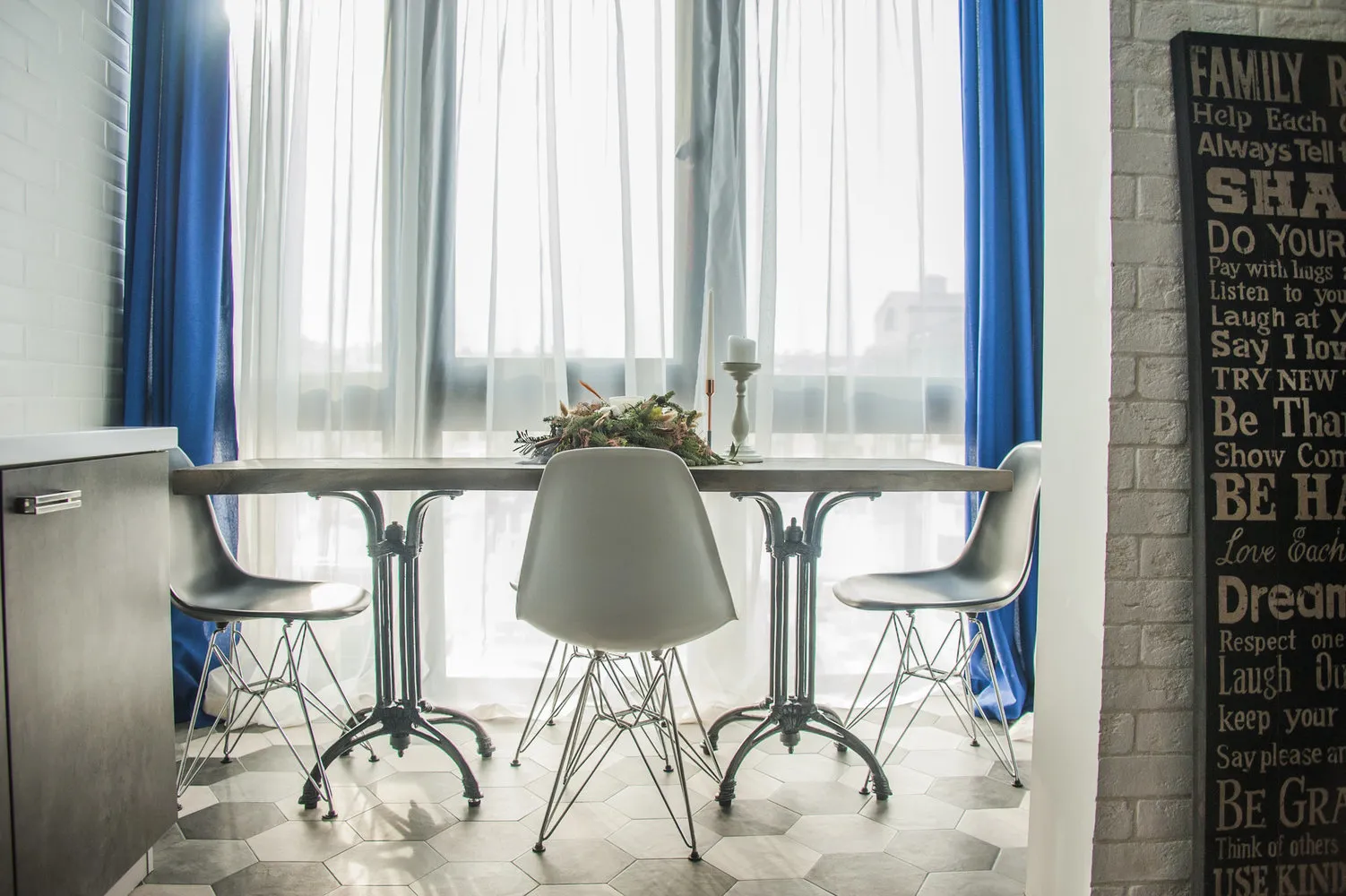 照片：斯堪的纳维亚风格厨房和餐厅，指南，尼克塔·祖布，马利茨基工作室，达丽娅·纳扎连科，‘总面积’工作室，伊拉·诺索娃，安娜·里姆斯，卡米拉·阿加波娃 – 我们网站上的照片