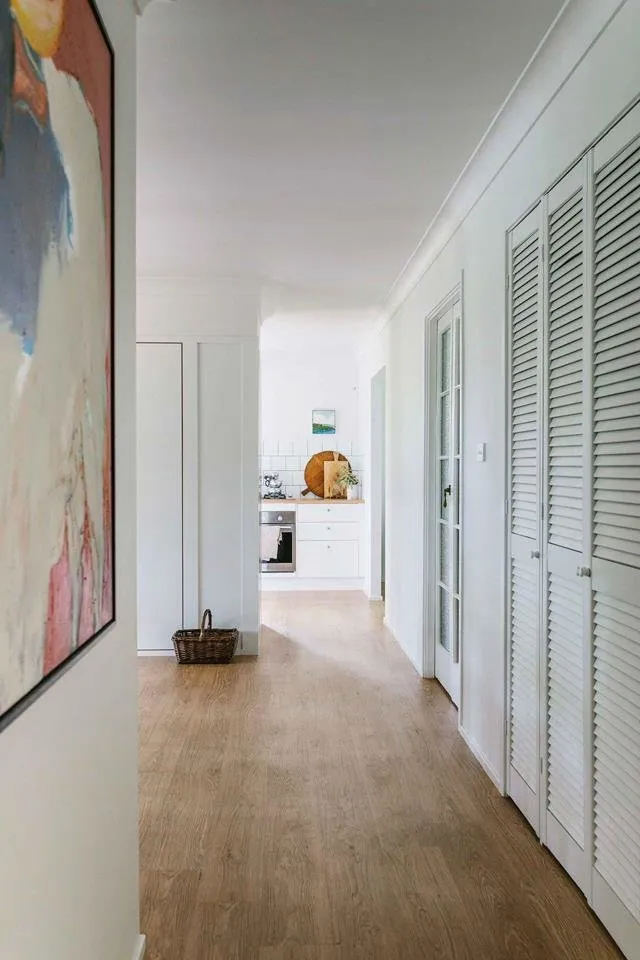 照片:走廊在斯堪的纳维亚、普罗旺斯和小屋风格房屋,白色、米色、灰色、住宅和小屋 – 我们网站上的照片