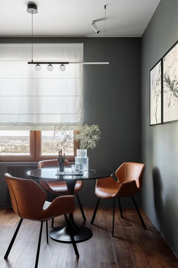 Para comodidad en el mantenimiento y la funcionalidad durante el uso, se utilizó cuarzo vinilo en el suelo, instalado con método pegante.