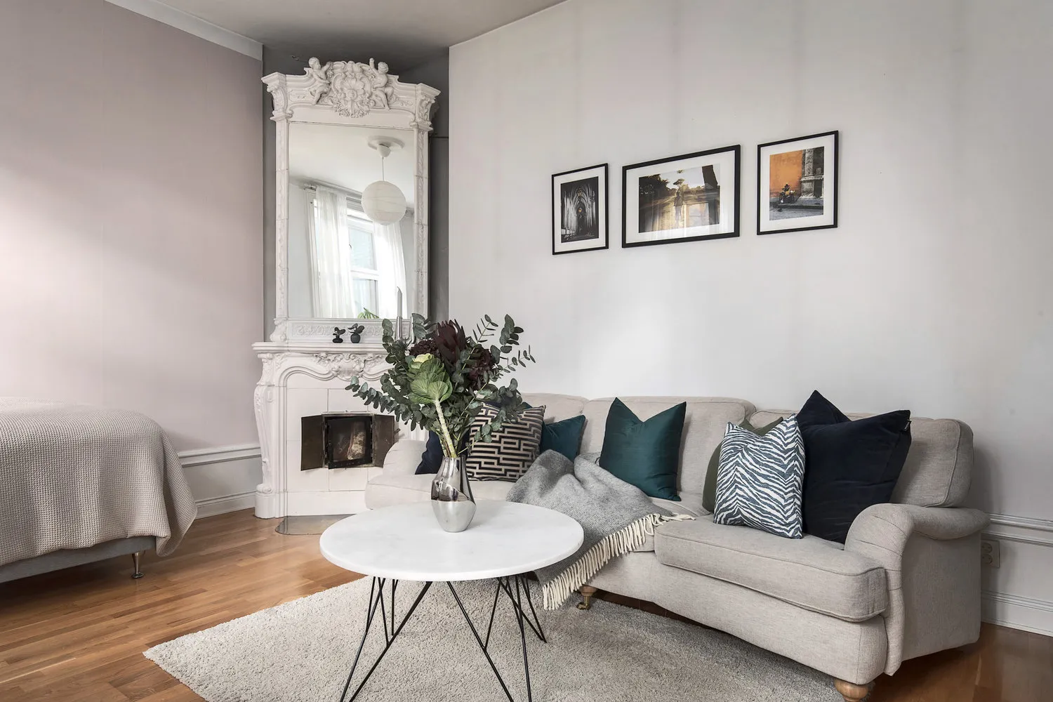 Фото: Гостьова кімната у стилі Скандинавський, Квартира, Поради, Білий, Мінімалізм, Сірий, 1 кімната – фото на нашому сайті