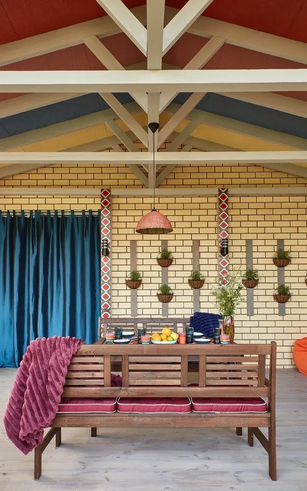 Dekorativ Elemente mit Malerei wurden von Studio Marina Sarksjan erstellt. Auf ihnen wurde mexikanisches Ornament reproduziert.