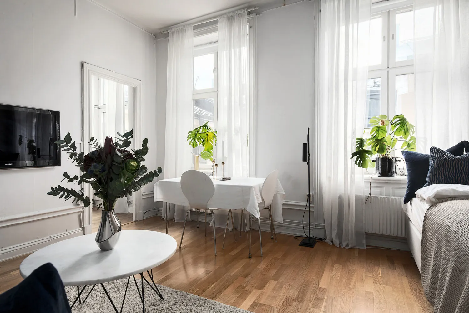 Фото: Гостьова кімната у стилі Скандинавський, Квартира, Поради, Білий, Мінімалізм, Сірий, 1 кімната – фото на нашому сайті