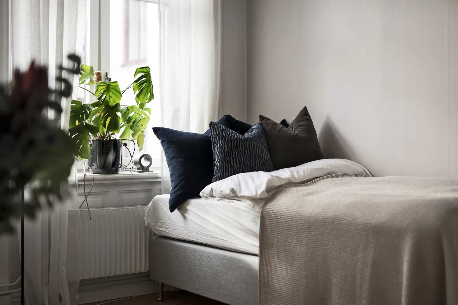 Фото: Спальня у стилі Скандинавський, Квартира, Поради, Білий, Мінімалізм, Сірий, 1 кімната – фото на нашому сайті