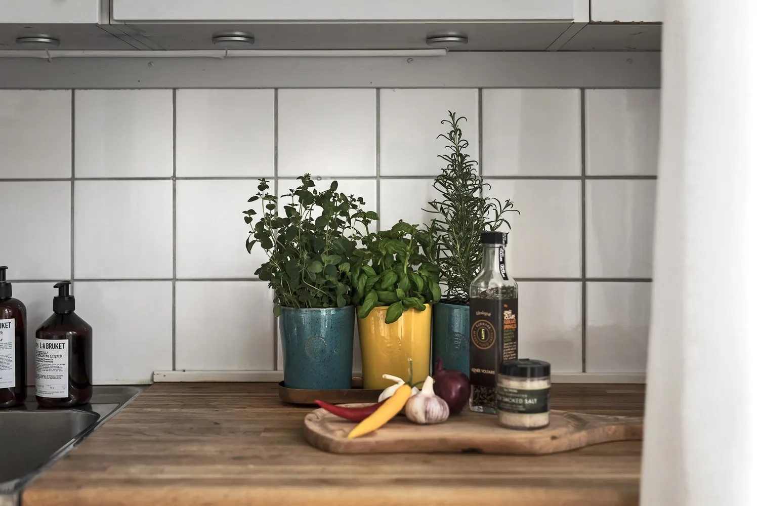 Фото: Кухня та столова у стилі Скандинавський, Квартира, Поради, Білий, Мінімалізм, Сірий, 1 кімната – фото на нашому сайті