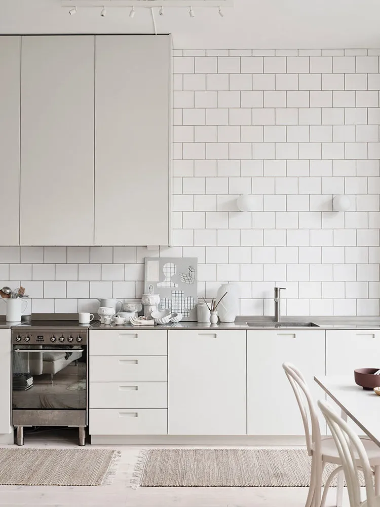 Photo: Scandinavian Kitchen and Dining Room, Interior Decoration, Apartment, Sweden, White, Stockholm – photo on our website