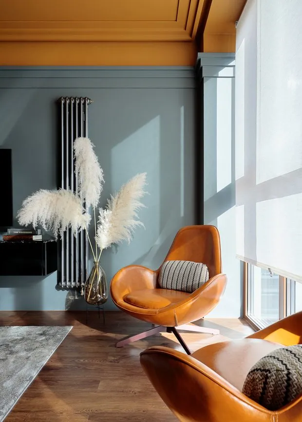 Los sistemas de almacenamiento incluyen un armario independiente en la habitación principal, una consola cerrada colgante frente a la cama, una consola en la cocina y un sistema de almacenamiento colgante en el baño. Todo fue fabricado a medida.