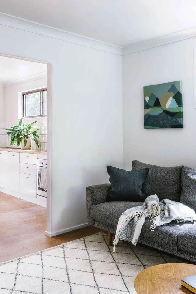 照片:客厅在斯堪的纳维亚、普罗旺斯和小屋风格房屋,白色、米色、灰色、住宅和小屋 – 我们网站上的照片