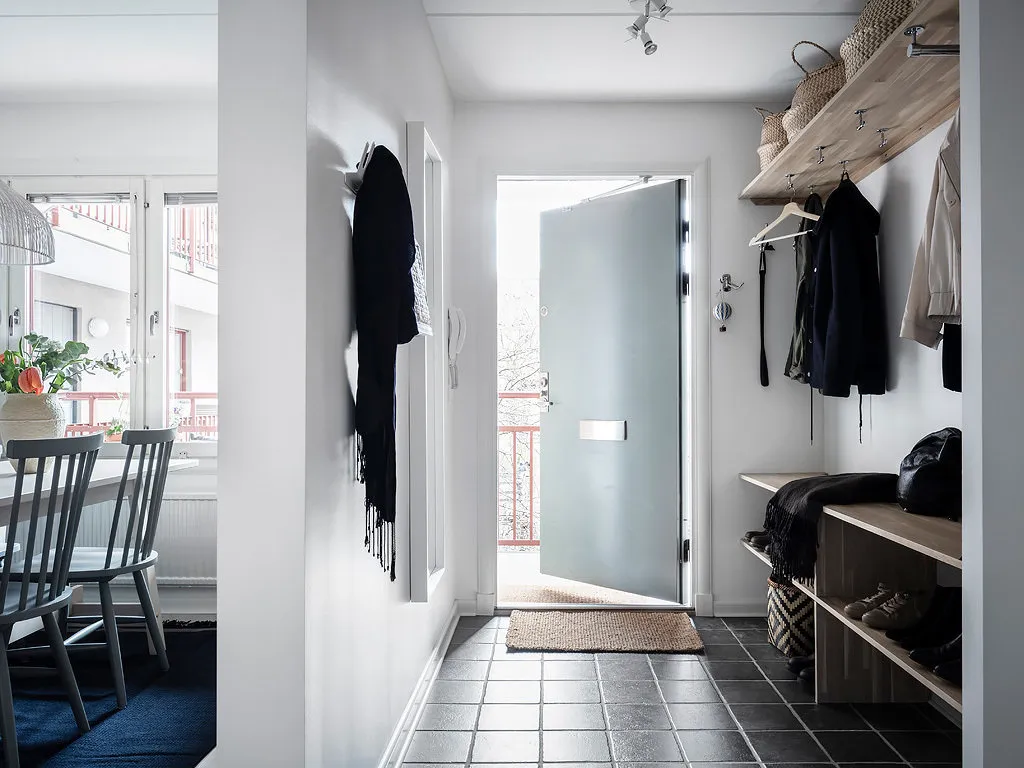 Фотография: Прихожая в стиле Скандинавский, Декор интерьера, Квартира, Планировки, Декор, Белый, Синий, Серый, Эко, 2 комнаты – фото на нашем сайте