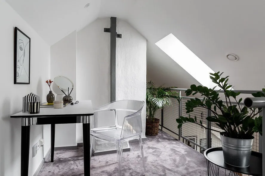 照片:Loft风格办公室,北欧风格,厨房和餐厅,客厅,室内装饰,公寓,白色,灰色,两居室 – 我们网站上的照片